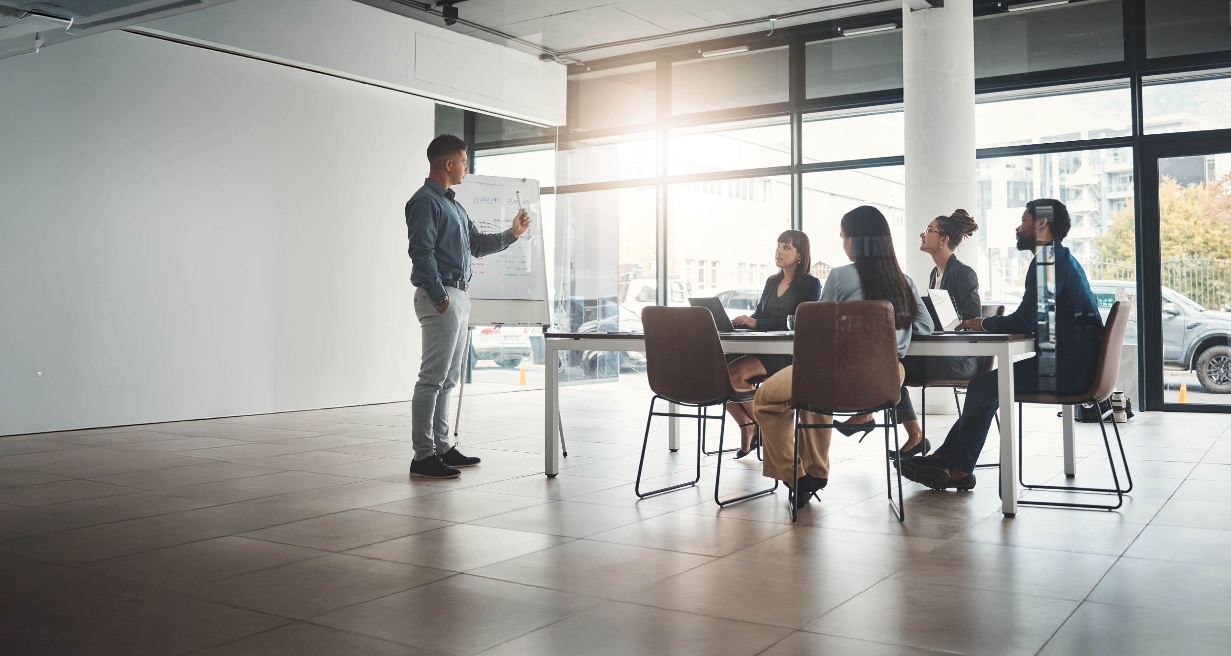 Ein Mann hält eine Präsentation vor seinem Team.