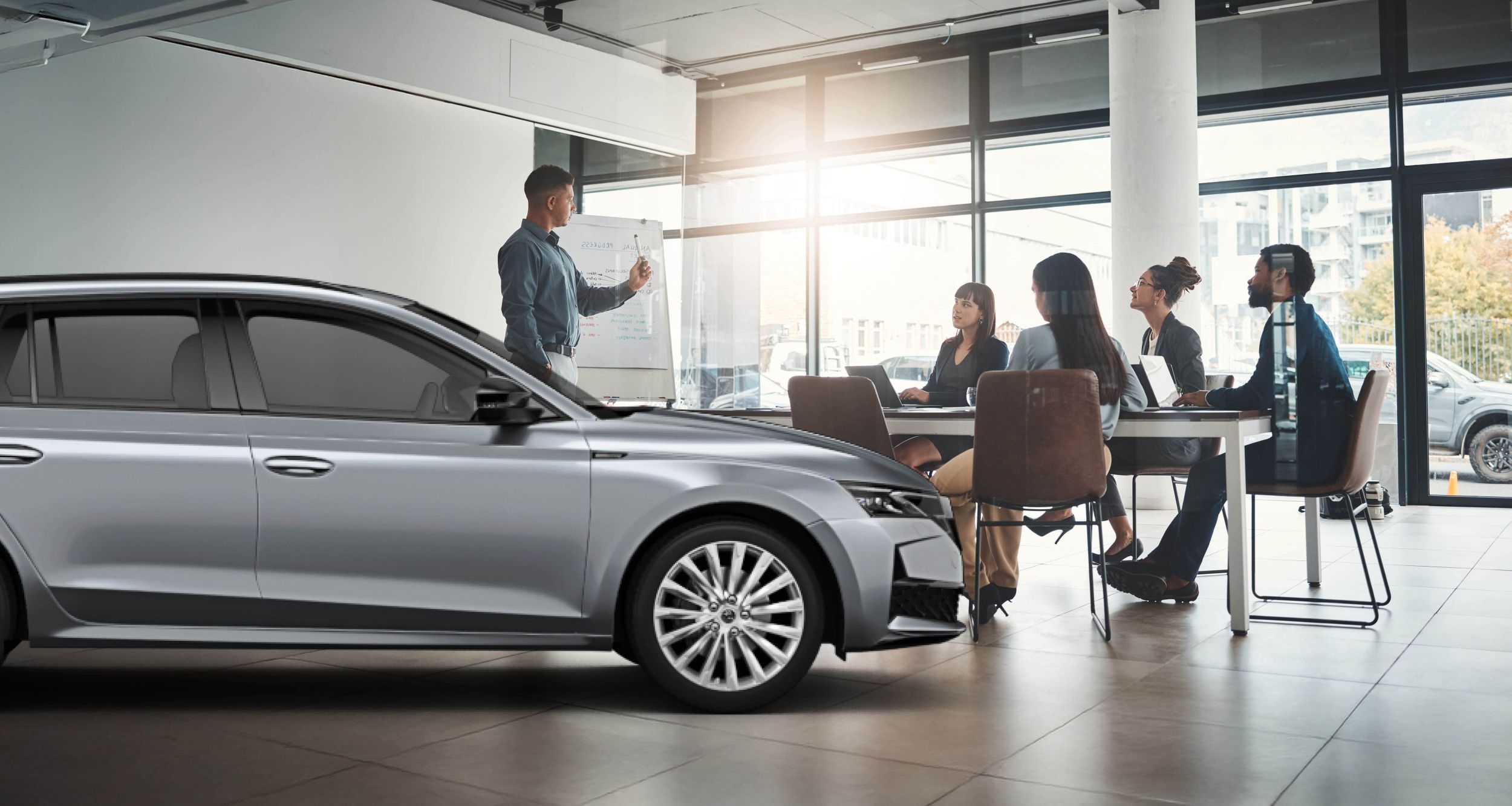 Ein Mann hält eine Präsentation vor seinem Team.