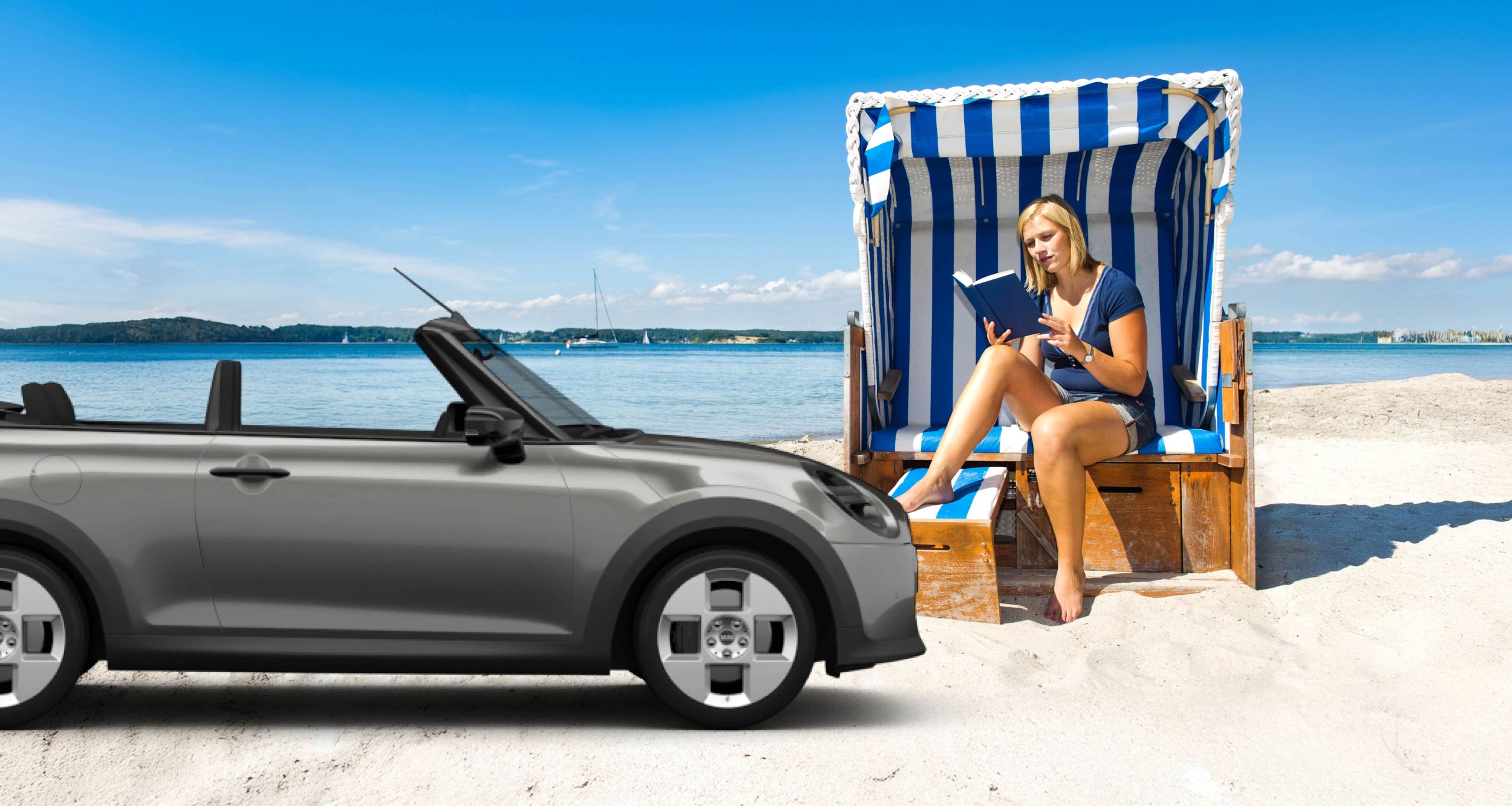 Eine Frau liest ein Buch am Sandstrand in einem Strandkorb.