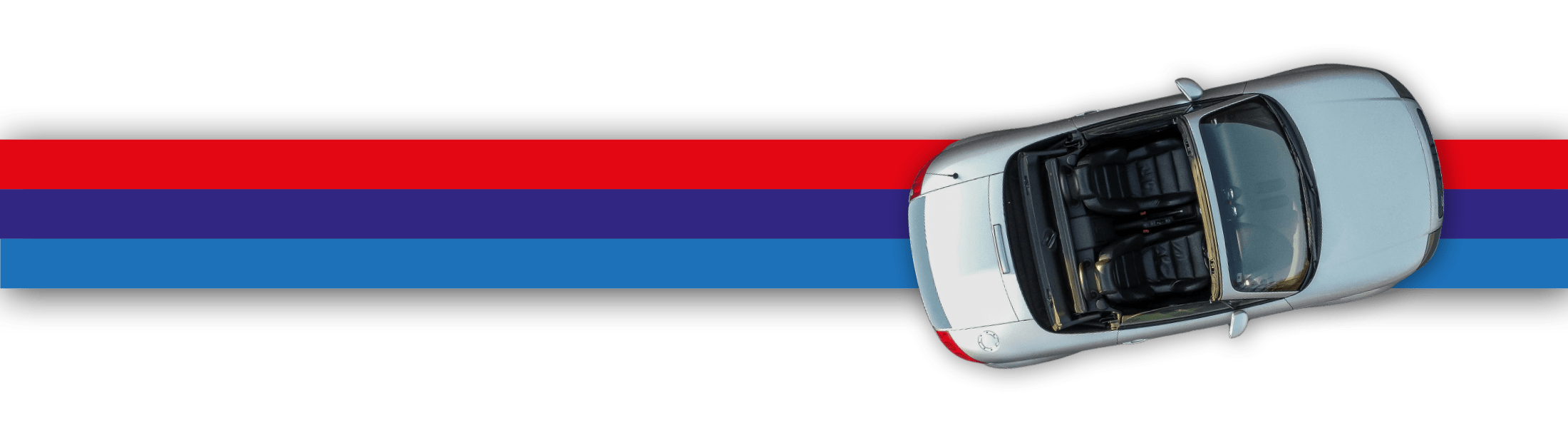 Das silbere Auto fährt aus der Vogelperspektive über einen Band in den Logo-Farben.