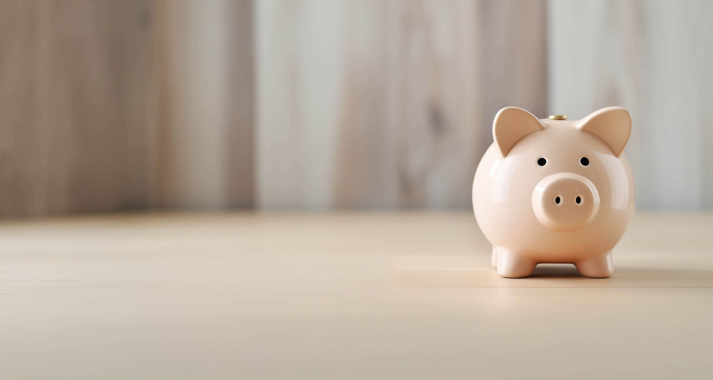 Sparschweinchen auf dem Tisch.