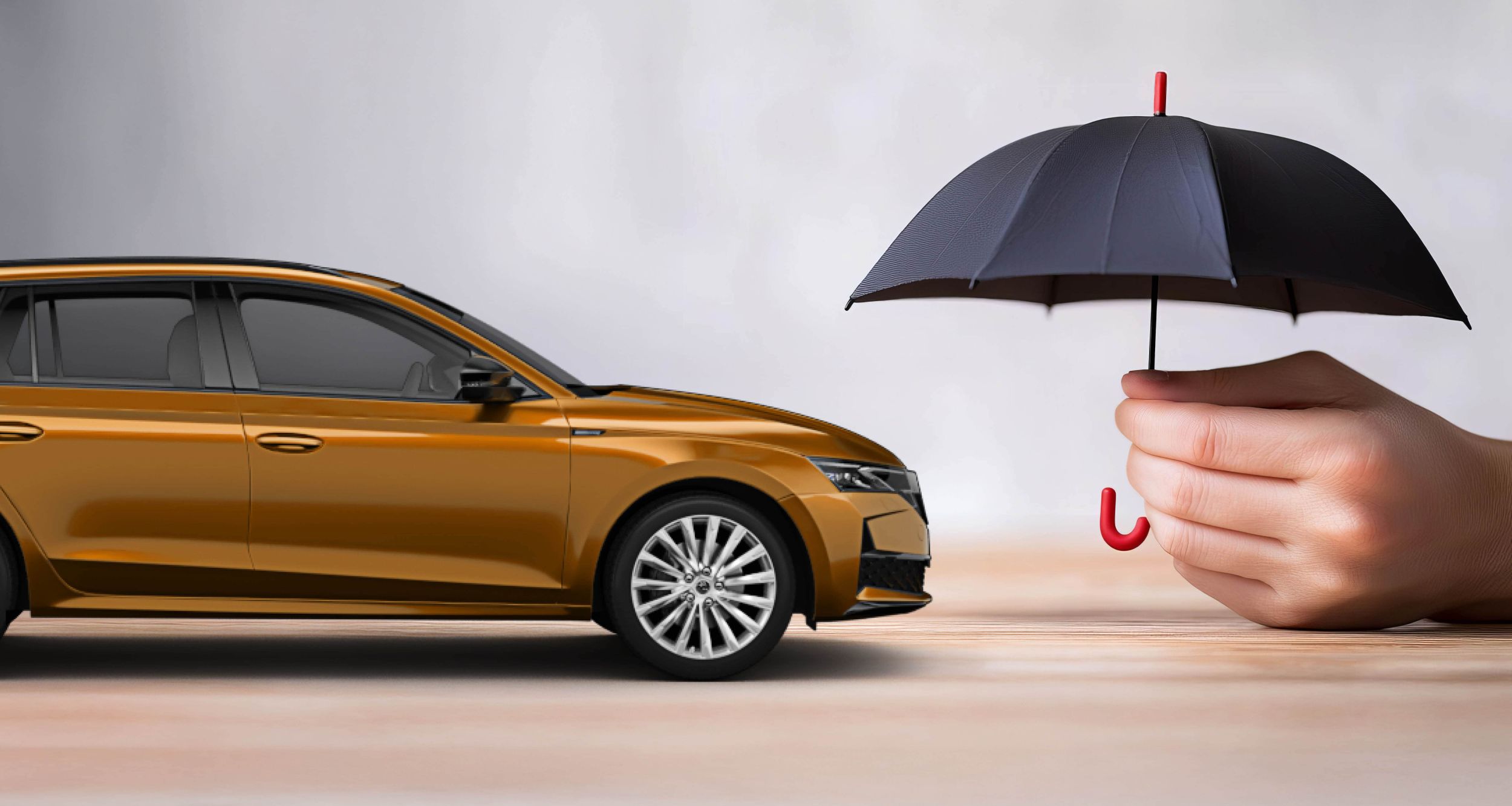 Hand mit dem kleinen Regenschirm.