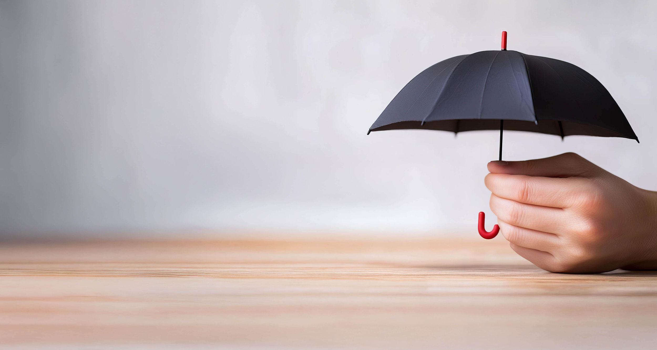 Hand mit dem kleinen Regenschirm.